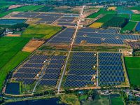 El campo cosecha energía solar